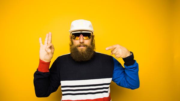 Bei der Aftershowparty im Steinbruch lässt sich unter anderem MC Fitti hören. Die Markenzeichen des Rappers: Vollbart, Sonnenbrille und Baseballcap.