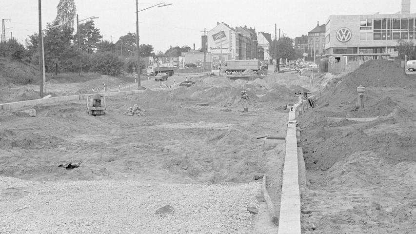 In den nächsten drei Jahren werden die Bauarbeiten in der Fürther Straße zwischen der Ringbahnbrücke bei der Einmündung der Fuchsstraße und der Stadtgrenze nicht mehr abreißen.  Hier geht es zum Kalenderblatt vom 20. August 1967: Drei Jahre Baustelle