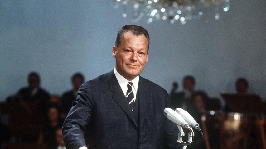 Mit einem Knopfdruck startete der damalige deutsche Vizekanzler Willy Brandt auf der 25. Deutschen Funkausstellung 1967 das Farbfernsehen.