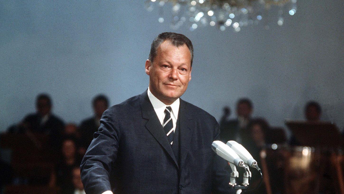 Mit einem Knopfdruck startet der damalige deutsche Vizekanzler Willy Brandt auf der 25. Deutschen Funkausstellung das Farbfernsehen.