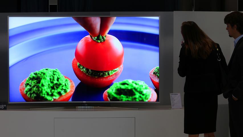 Die Geräte werden immer moderner. Auf der Funkausstellung 2015 in Berlin ist ein hochauflösender Flachbildschirm von Samsung zu sehen.