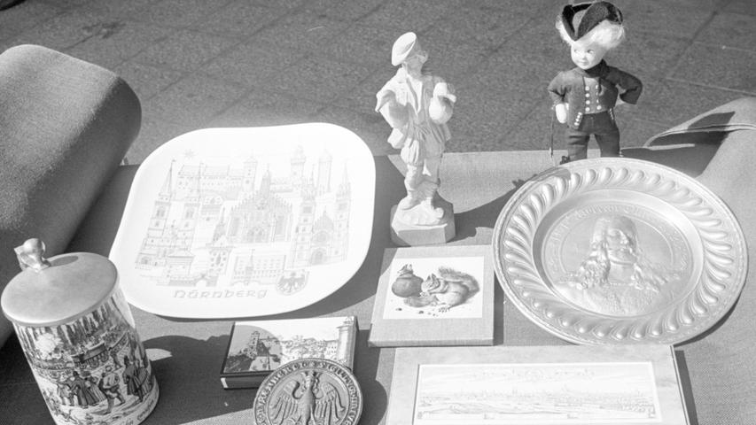 Dürer, Altstadt und Bierkrug - das nehemen Franzosen, Amerikaner und Engländer zur Erinnnerung mit nach Hause von ihrer Reise durch Nürnberg. Hier geht es zum Kalenderblatt vom 21. August 1967: Souvenirs – Souvenirs