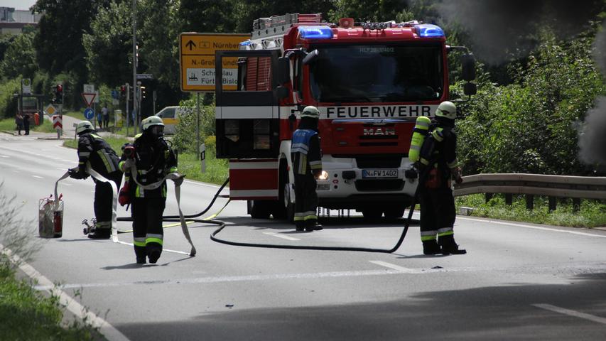 Rauchwolke auf der B4: Peugeot stand komplett in Flammen
