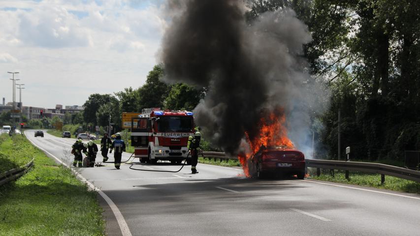Rauchwolke auf der B4: Peugeot stand komplett in Flammen