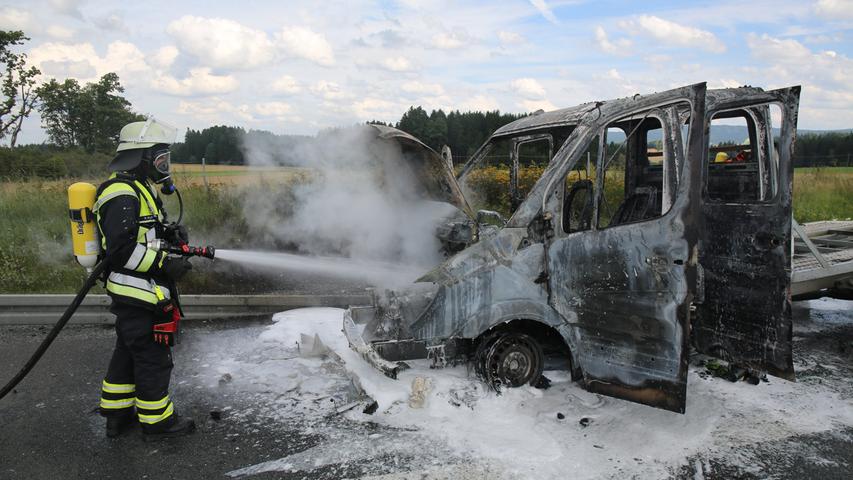 Wohnwagen-Transporter stand auf A9 in Flammen