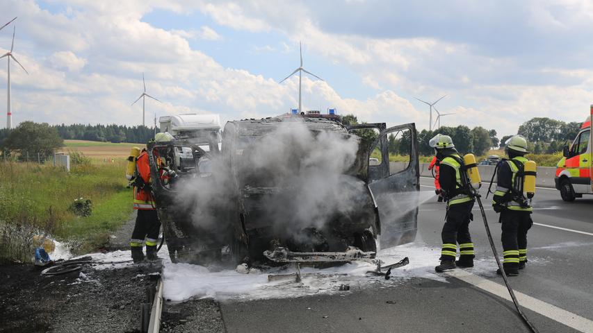 Wohnwagen-Transporter stand auf A9 in Flammen