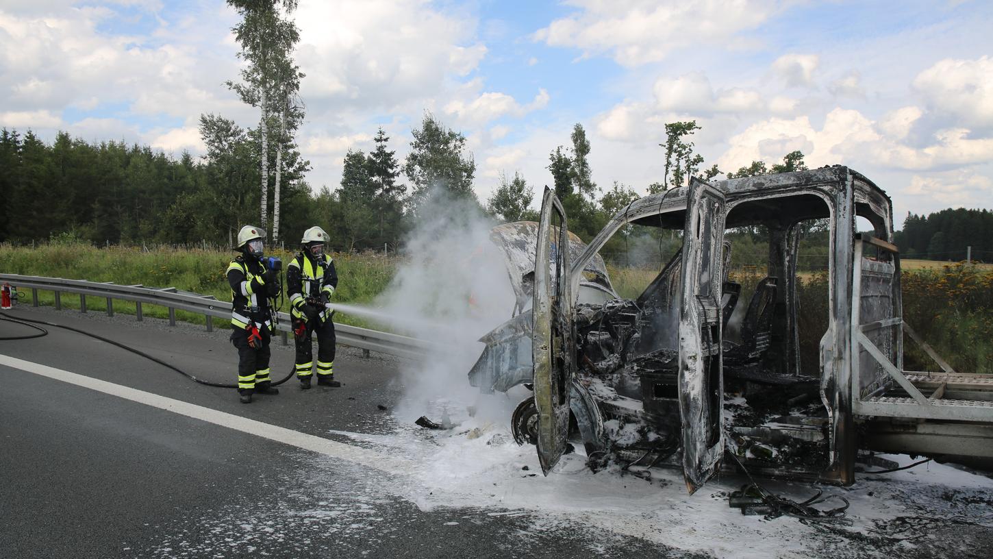 Auf der A9 bei Münchberg ist am Freitagmittag ein Wohnwagen-Transporter ausgebrannt.