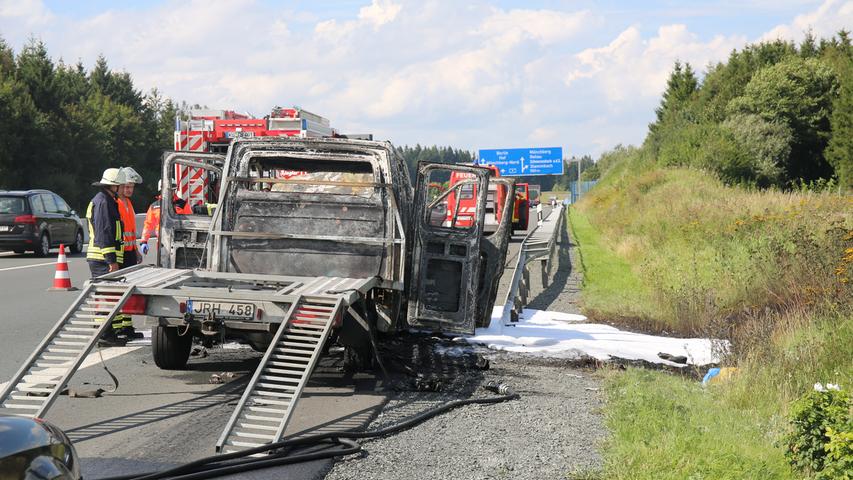 Wohnwagen-Transporter stand auf A9 in Flammen