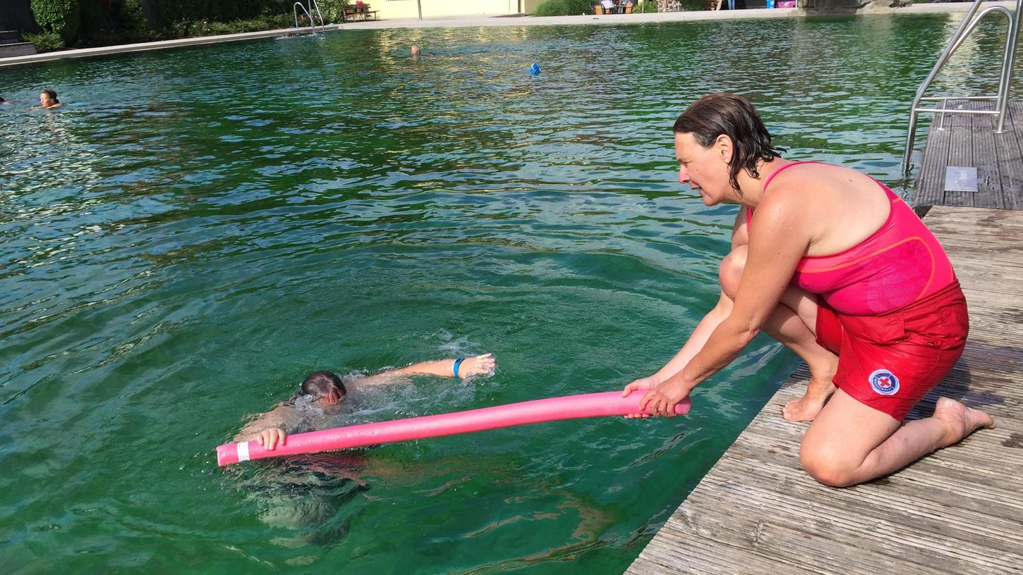 „Bieten Sie nie sich selbst als Rettungsanker an!“ Im Naturbad Großhabersdorf demonstrierte Christine Zelnhöfer vor drei Jahren im Rahmen unserer Erste-Hilfe-Serie mit einer Wasserwacht-Kollegin, die eine Ertrinkende mimt, den Einsatz von Hilfsmitteln bei der Wasserrettung.