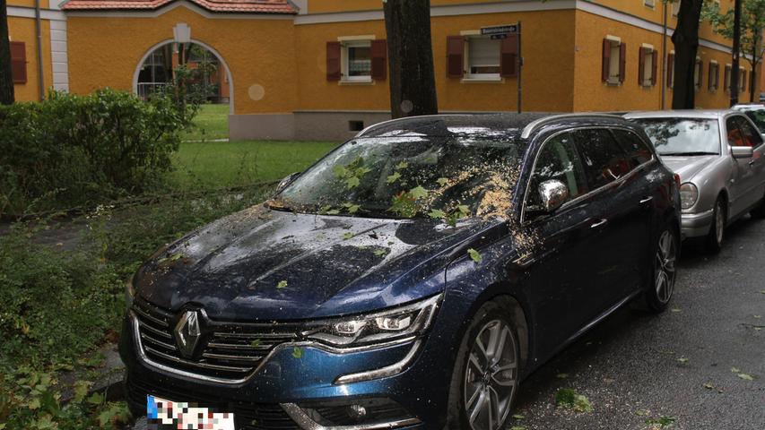 Bäume stürzen auf Autos: Unwetter wütet über Mittelfranken