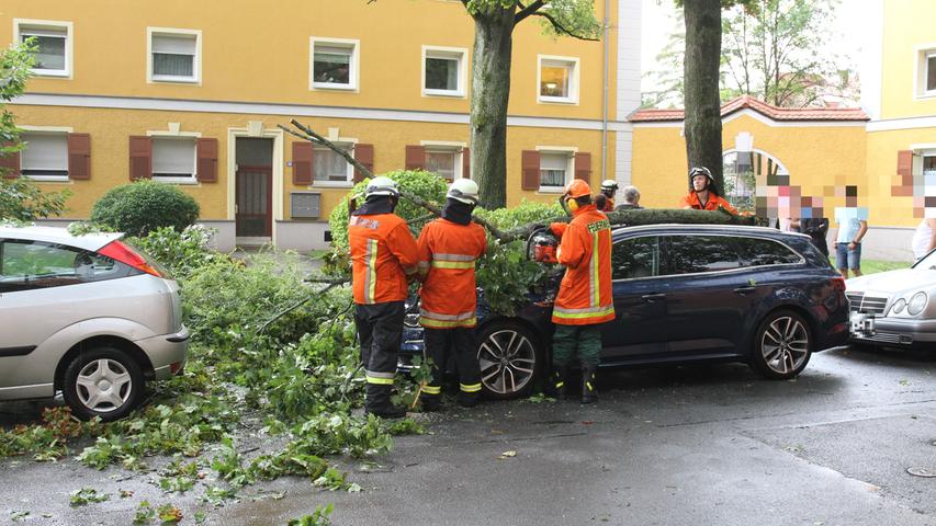 Bäume stürzen auf Autos: Unwetter wütet über Mittelfranken