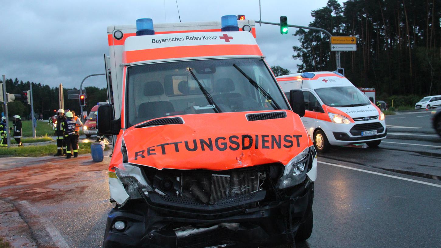 Auf der B14 am Bräunleinsberg nähe Speikern kam es am Freitagabend zu einem Verkehrsunfall mit einem Rettungswagen. Dabei wurden drei Menschen leicht verletzt; der Sachschaden beläuft sich auf etwa 40.000 Euro.