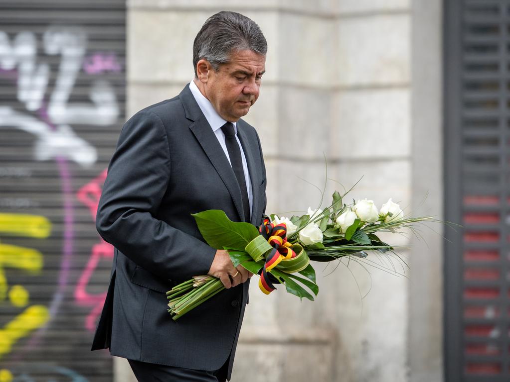 Der deutsche Außenminister Sigmar Gabriel (SPD) legt auf der Flaniermeile Las Ramblas in Barcelona (Spanien) Blumen in Gedenken an die die Opfer des Terroranschlags nieder.
