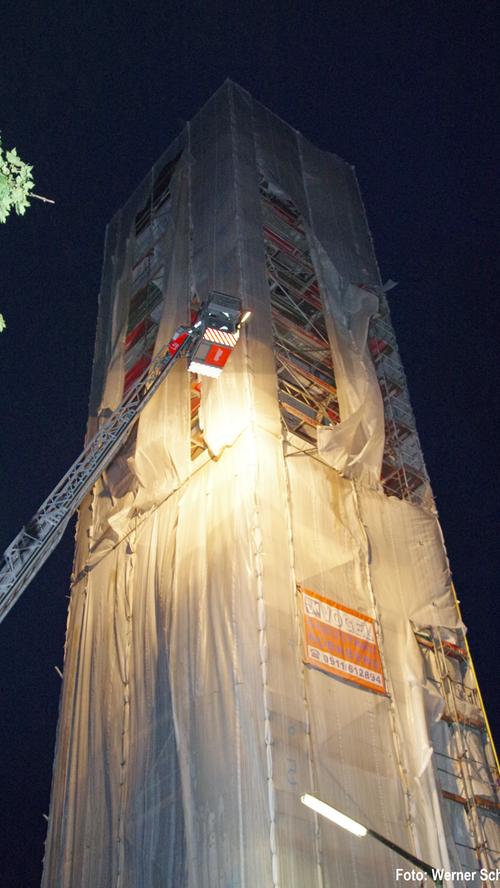 Die katholische Kirche in Zirndorf wird zurzeit saniert. Der Sturm riss die Netzkonstruktion, die den Turm zurzeit umhüllt, großflächig auf. Die Feuerwehr war bis in den späten Abend hinein damit beschäftigt, das Gerüst auf Schäden zu überprüfen.