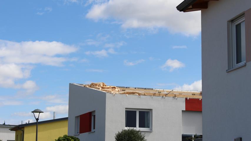 In der Cadolzburger Wohnsiedlung Egersdorf Nord wurde das Dach eines Neubaus weggerissen. Weitere Dächer wurden dabei beschädigt. Feuerwehr und Technisches Hilfwerk waren zur Stelle.