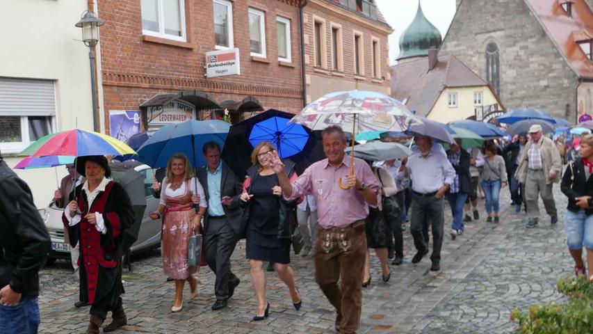 Bürgermeisterin Dr. Birgit Kreß führte mit prominenten Gästen den Festzug an…