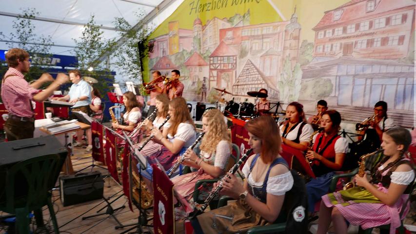 Ein hübscher Anblick und zünftige Unterhaltung sind das Prädikat der "Itzgauer Musikanten".