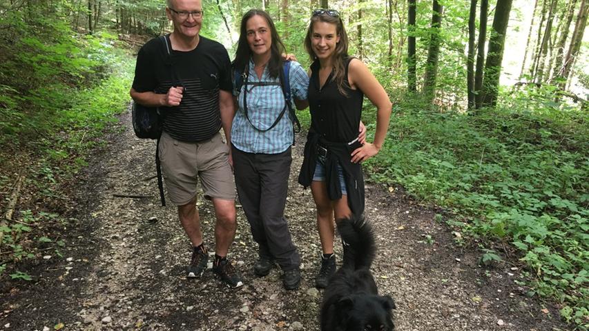 Auf dem Weg zum Signalstein traf unser Wanderreporter Lea und Dorothea Mühlenberg aus Rüsselbach. Gemeinsam mit dem Nürnberger Thomas Schlicker machten sie eine Wanderung ins Blaue. Mit dabei war Hund Giacomo samt Klettererfahrung.
