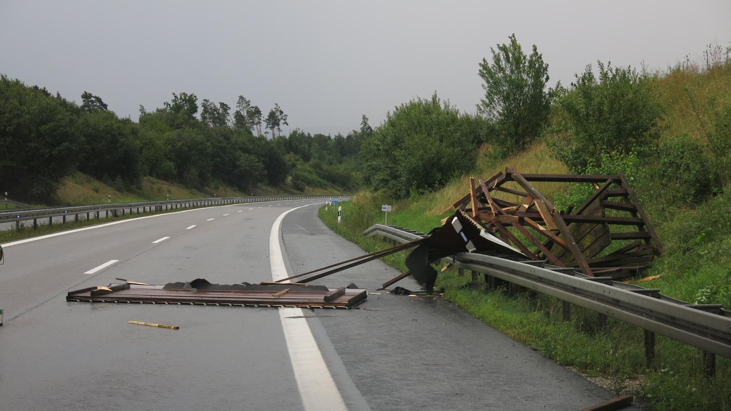 Die Wanderhütte aus Meeder wurde durch das Unwetter auf die A73 geschleudert und versperrte die rechte Fahrspur.