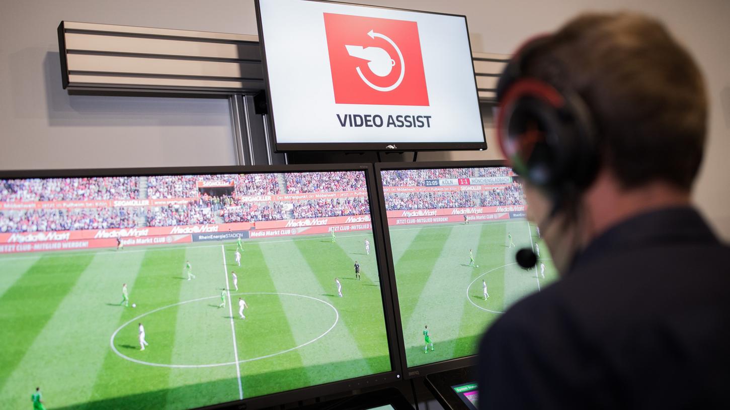 Am ersten Spieltag der Fußball-Bundesliga am Samstag kam es zu mehreren Ausfällen der Technik beim Videobeweis.