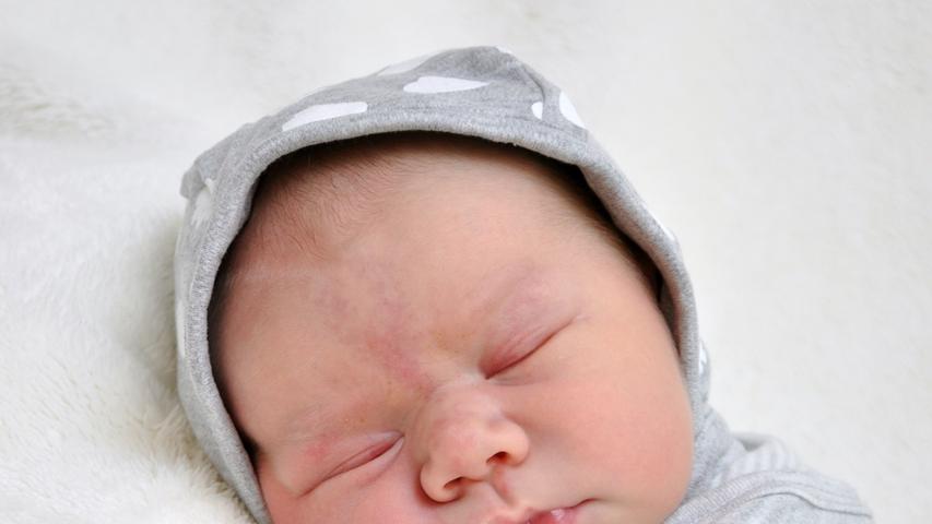 Ein kurzes Nickerchen, bevor es in die Welt hinaus geht: Am 14. August wurde Emil in der Klinik Hallerwiese geboren. Er brachte bei der Geburt 4460 Gramm auf die Waage und war 57 Zentimeter groß.