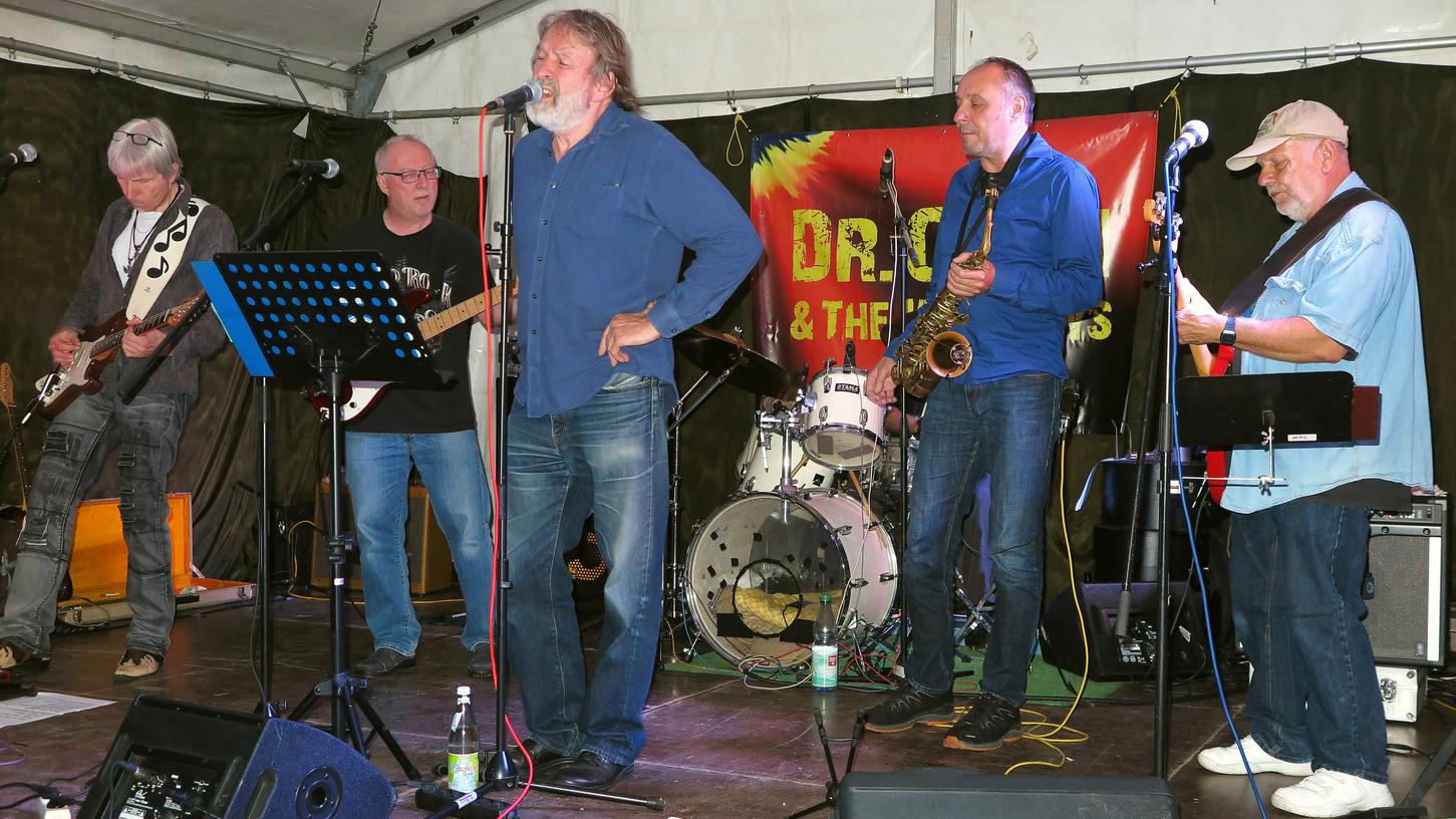 Den Schlussakkord der diesjährigen Konzertreihe "Rock an der Lok" des Treuchtlinger Msuik- und Kulturvereins "Club 80" setzten "Dr. Cash & the Wildboys". Den Schlussakkord der diesjährigen Konzertreihe "Rock an der Lok" des Treuchtlinger Msuik- und Kulturvereins "Club 80" setzten "Dr. Cash & the Wildboys".