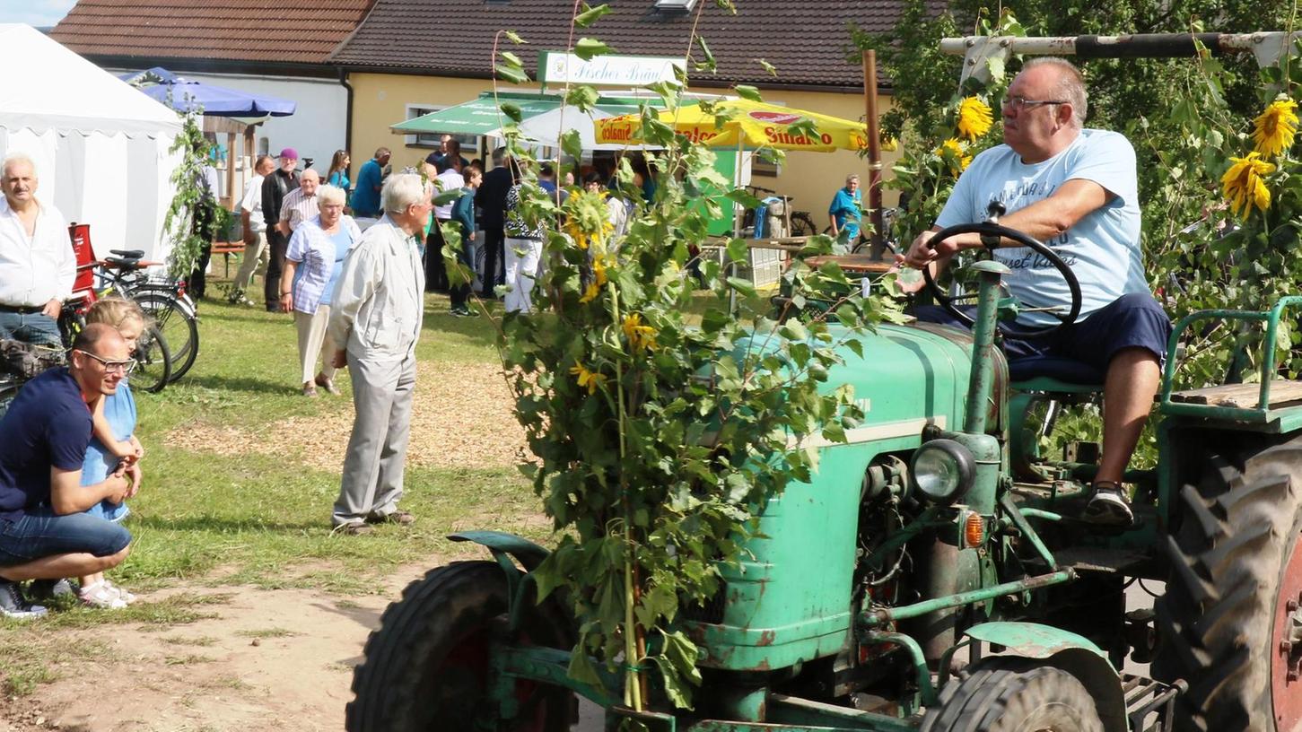 Prächtige Traktor-Parade lockte Besucher nach Wiesendorf