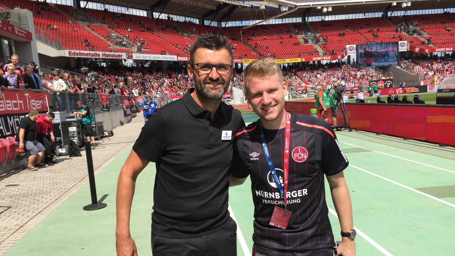 Ganz nah am Geschehen und an Club-Trainer Michael Köllner: Fanreporter Tobias Ultsch (25) aus Veitsbronn.