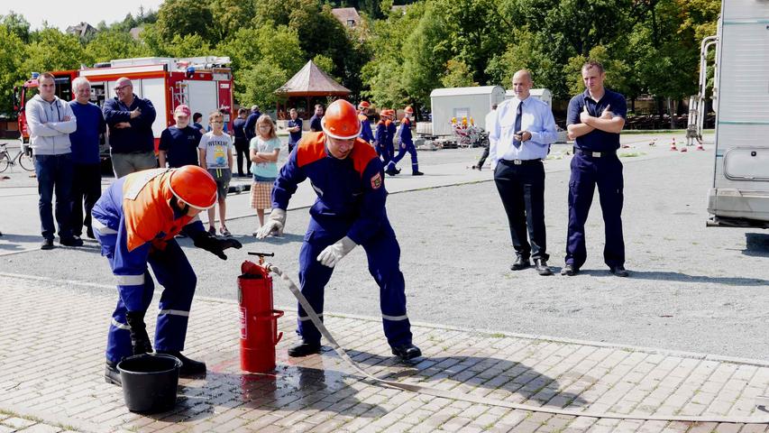 Bei der Bayerischen Leistungsprüfung und "Deutschen Flamme" waren von der Feuerwehrjugend praktische Stationen zu bewältigen und theoretisches Wissen nachzuweisen. Alles klappte bestens.