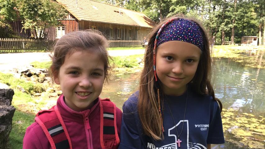Die 10-jährige Lara und die neunjährige Alicia besuchen ebenfalls den Wildpark Hundshaupten und können die "Bewohner" ganz hervorragend imitieren.