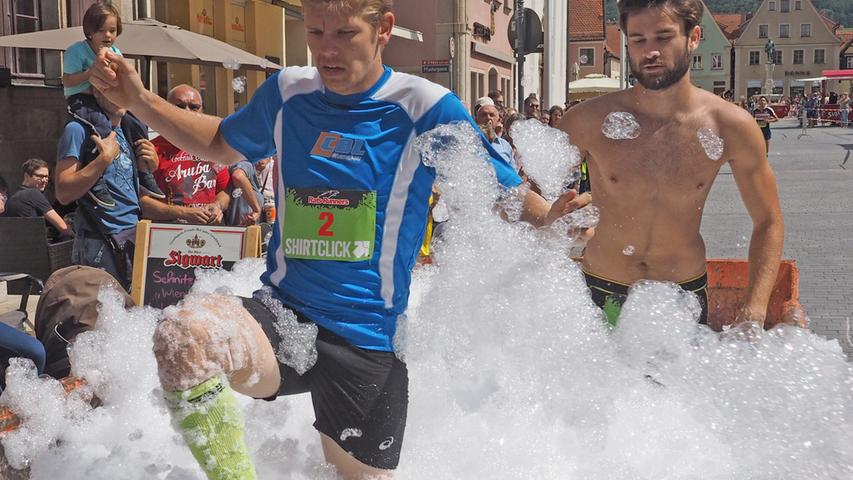 Durch Stroh, Matsch und Schaum: So war der Urban-Run in Weißenburg