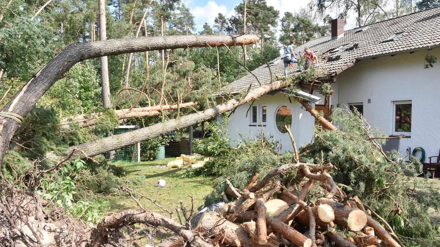 "Das war wie ein kleiner Tornado", sagt Stadtförster Martin Straußberger. In der Egersdorfer Waldsiedlung boten sich besonders schlimme Bilder. Auf das Haus hier krachten gleich mehrere Bäume.