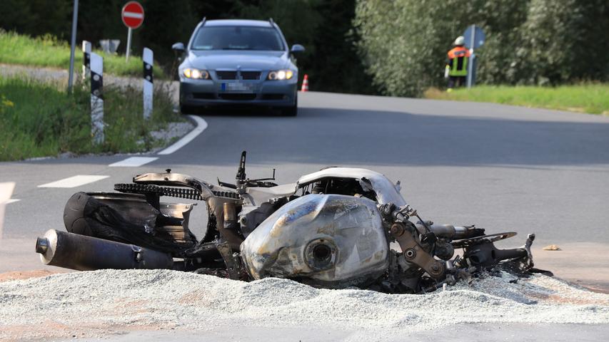 Ein Motorrad brannte bei Eggolsheim am Sonntagnachmittag komplett aus. Ein anderes wurde teilweise durch Flammen beschädigt. Personen verletzten sich bei dem Brand bei Drügendorf nicht.