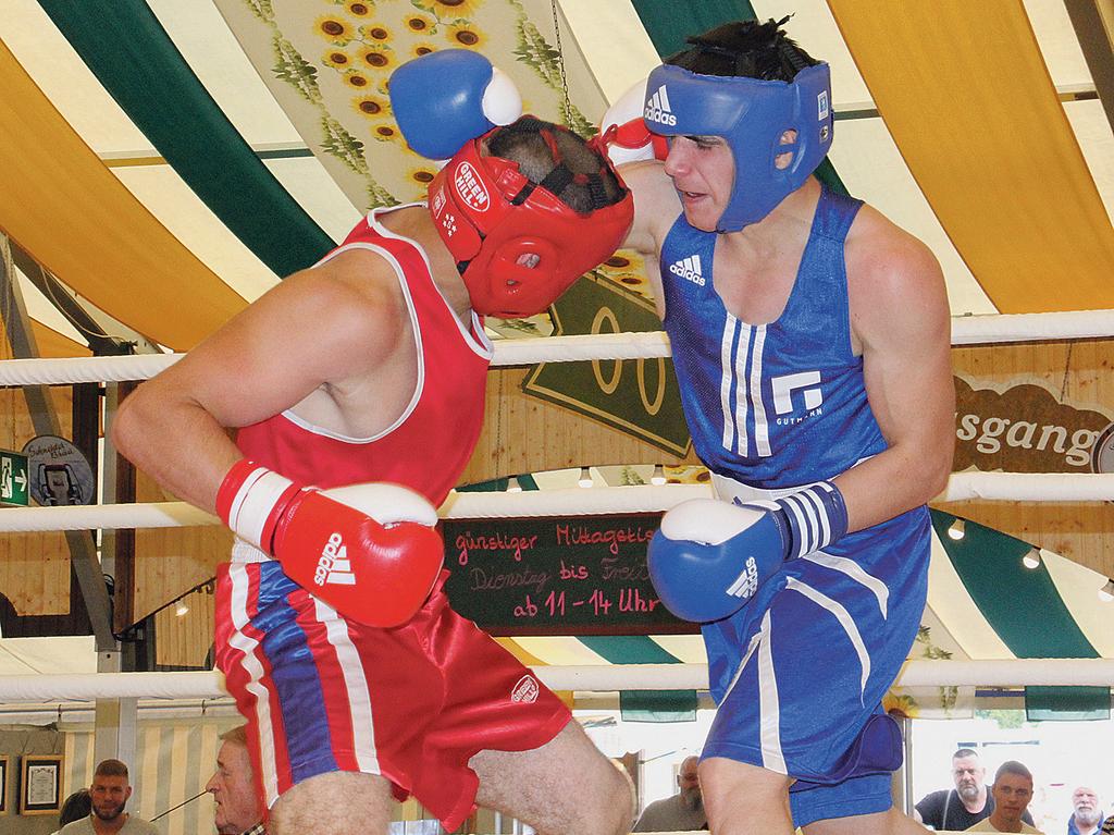 Vom BCW kommt Rakhim Sidaew (rechtes Bild rechts), der nach einem tollen Fight einen Sieg für die Bayernauswahl im Weißenburger Trikot einfuhr. Vom BCW kommt Rakhim Sidaew (rechtes Bild rechts), der nach einem tollen Fight einen Sieg für die Bayernauswahl im Weißenburger Trikot einfuhr.