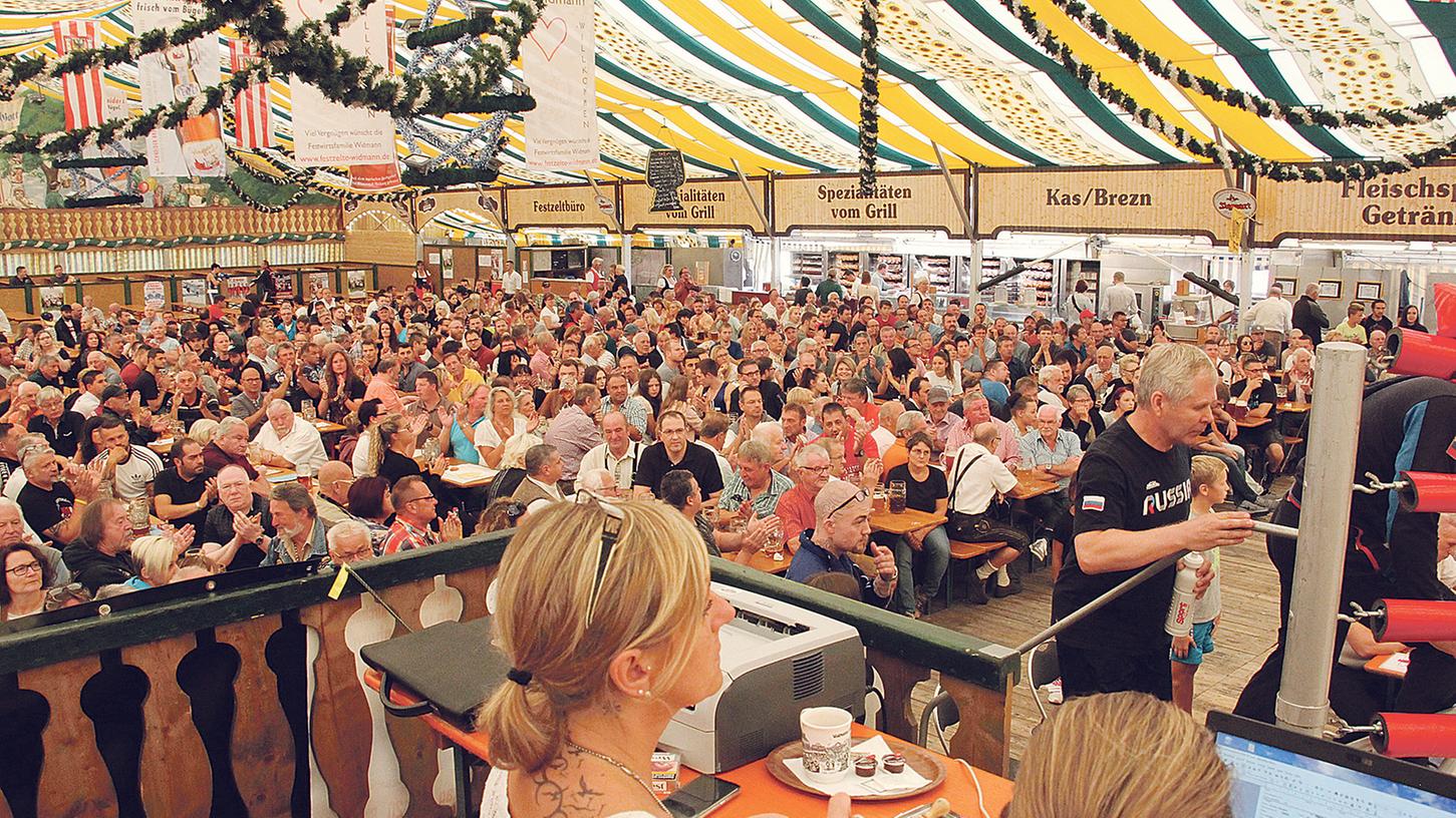 „So voll habe ich das Zelt beim Kirchweihboxen noch nie gesehen“: Oberbürgermeister Jürgen Schröppel freute sich als Schirmherr mit dem BC Weißenburg über gut 1100 Zuschauer beim internationalen Boxvergleich zwischen Bayern und Moskau. „So voll habe ich das Zelt beim Kirchweihboxen noch nie gesehen“: Oberbürgermeister Jürgen Schröppel freute sich als Schirmherr mit dem BC Weißenburg über gut 1100 Zuschauer beim internationalen Boxvergleich zwischen Bayern und Moskau.