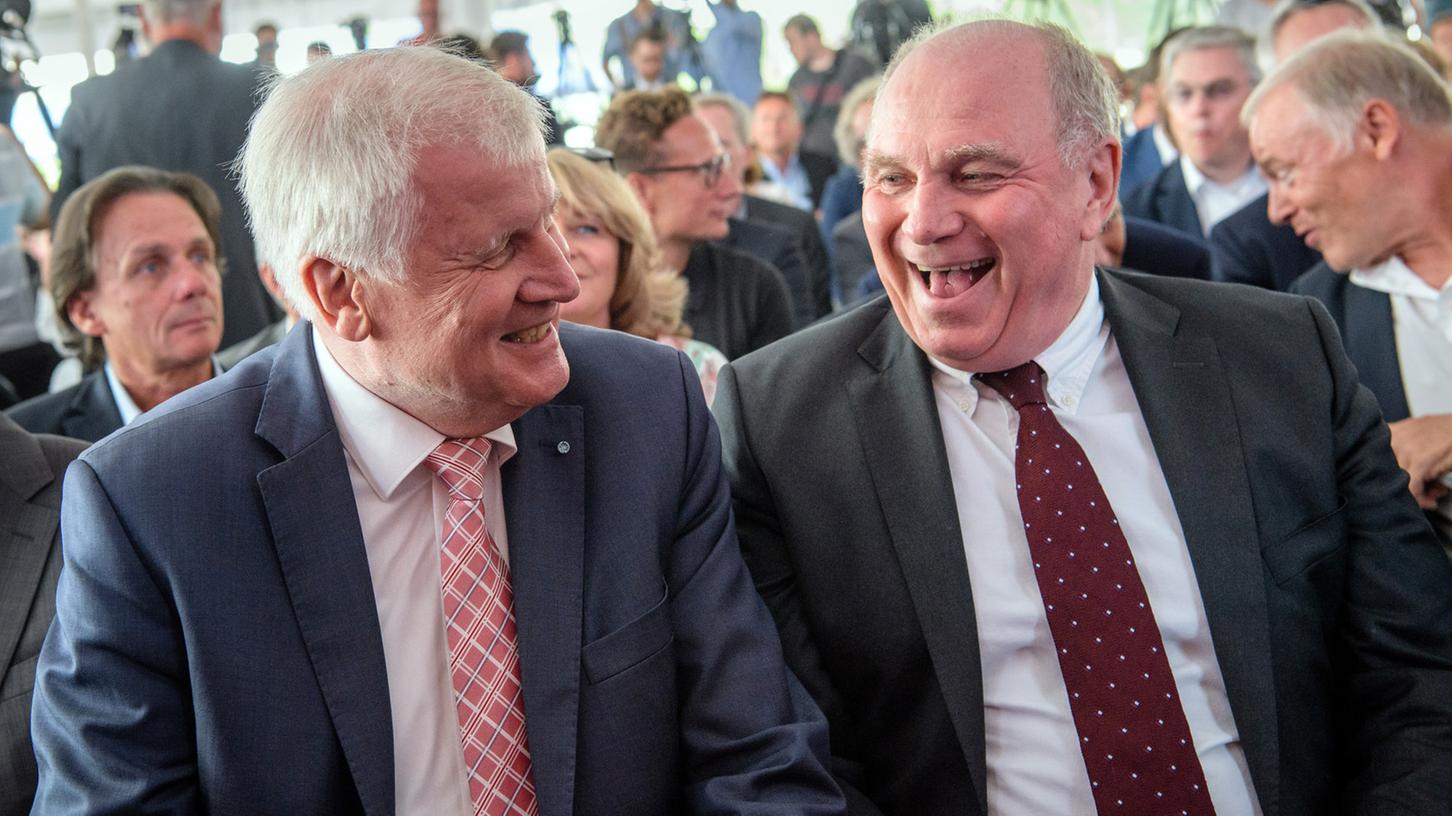 Hatten bei der feierlichen Eröffnung der Talentschmiede einiges zu lachen: Der bayerische Ministerpräsident Horst Seehofer (li.) und FC-Bayern-Präsident Uli Hoeneß.