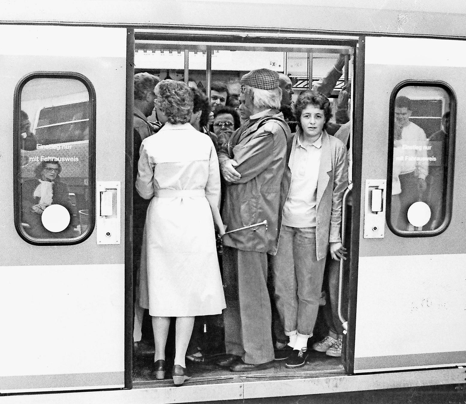 Vorsicht bei der Abfahrt und den Bauch bitte einziehen! Die S-Bahn wird von den Pendlern gut angenommen.