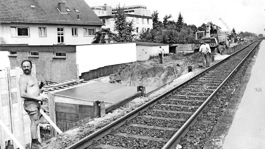 In Schwaig wird ein zweites S-Bahn-Gleis eingerichtet, denn den Zügen soll pro Richtung jeweils ein Gleis zur Verfügung stehen.