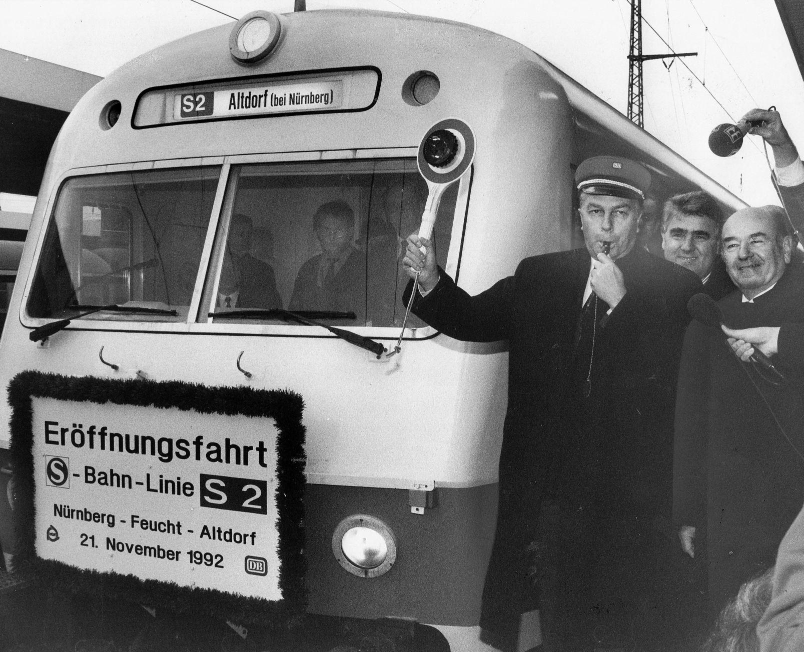 Die zweite Linie wird eröffnet: Am 2. November 1992 schickt Nürnbergs Oberbürgermeister Peter Schönlein (links) den ersten S-Bahn-Zug auf der Linie S2 von Nürnberg nach Altdorf.