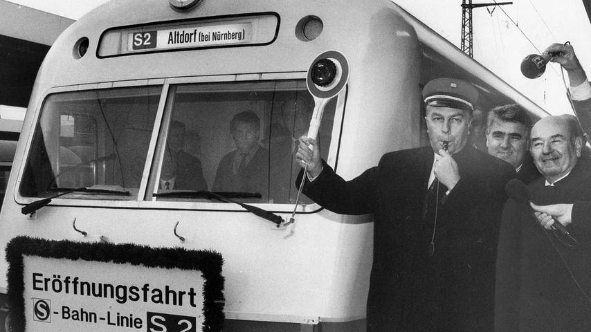 Die zweite Linie wird eröffnet: Am 2. November 1992 schickt Nürnbergs Oberbürgermeister Peter Schönlein (links) den ersten S-Bahn-Zug auf der Linie S2 von Nürnberg nach Altdorf.