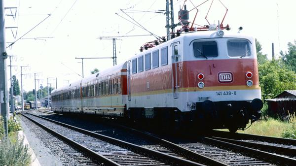 Bevor die S-Bahnen auf der Linie S 1 Nürnberg–Lauf überhaupt den Betrieb aufnehmen können, muss das Material getestet werden. Die Strecke wird elektrifiziert - also mit einem Fahrdraht ausgestattet - und neue Stationen gebaut.