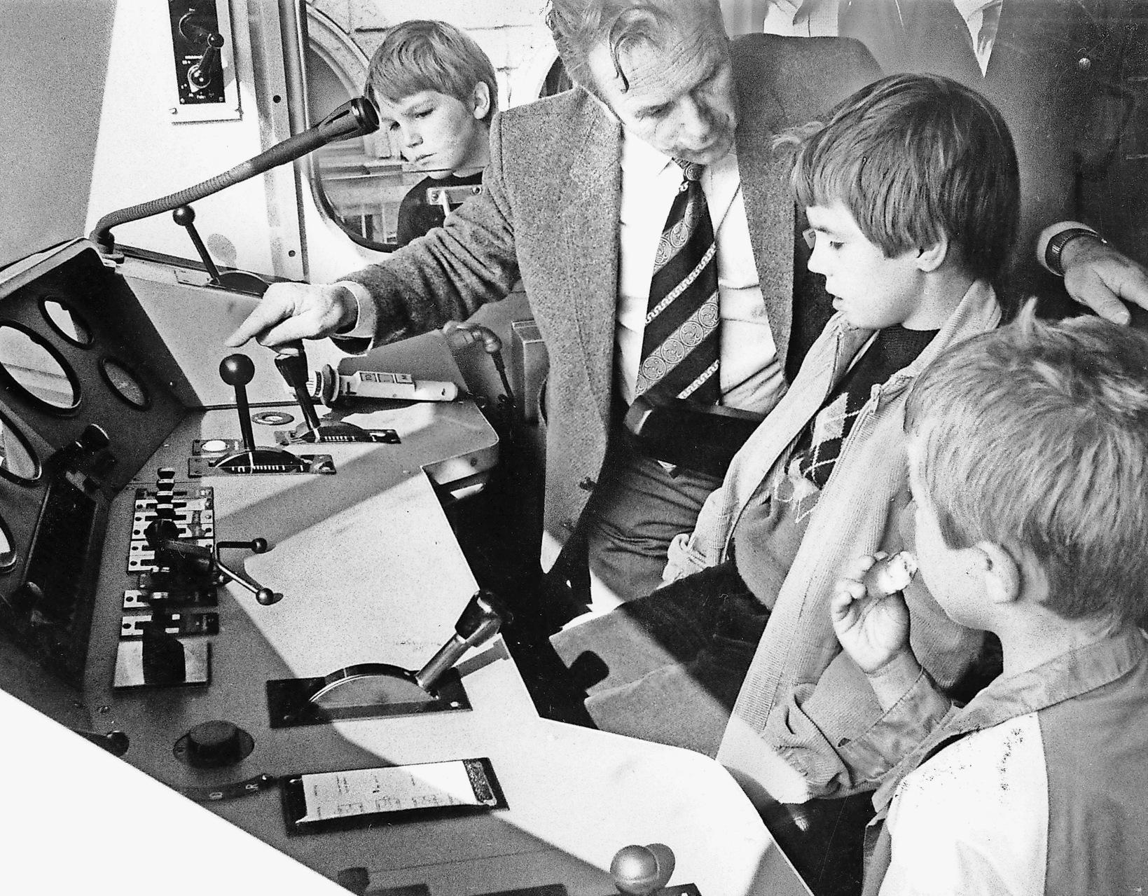 In Betrieb geht die 17 Kilometer lange Linie 1 von Nürnberg nach Lauf. Nicht nur Erwachsene zieht die S-Bahn bei ihrer ersten Fahrt in ihren Bann. Auch Kinder lassen sich im Führerstand die Technik erklären.