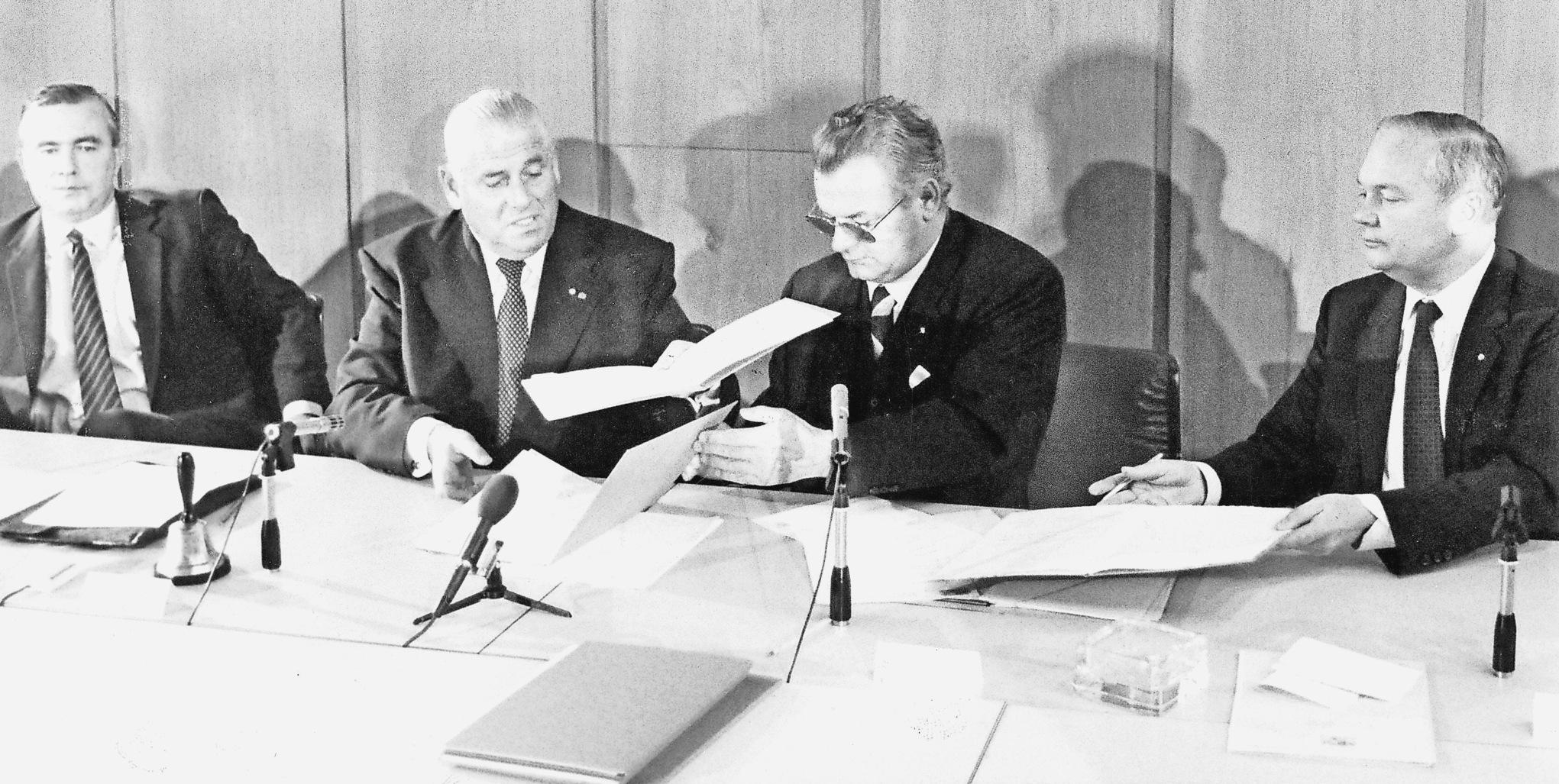 Doch natürlich gibt es auch eine Vorgeschichte: Bereits in den 70er Jahren werden die ersten konkreten Ideen für eine Nürnberger S-Bahn entworfen. Sie ist nötig, weil der Autoverkehr in der Region immer mehr zunimmt. Pläne werden besprochen, Politiker verhandeln. Und dann ist es endlich soweit: Im November 1981 werden im Nürnberger Rathaus die Verträge für eine Nürnberger S-Bahn unterzeichnet. Ihre Unterschrift unter die Dokumente setzen damals (v.li.): Bundeswohnungsbauminister Dieter Haack, Nürnbergs Oberbürgermeister Andreas Urschlechter, Bayerns Wirtschaftsminister Anton Jaumann und Finanzstaatssekretär Albert Meyer.