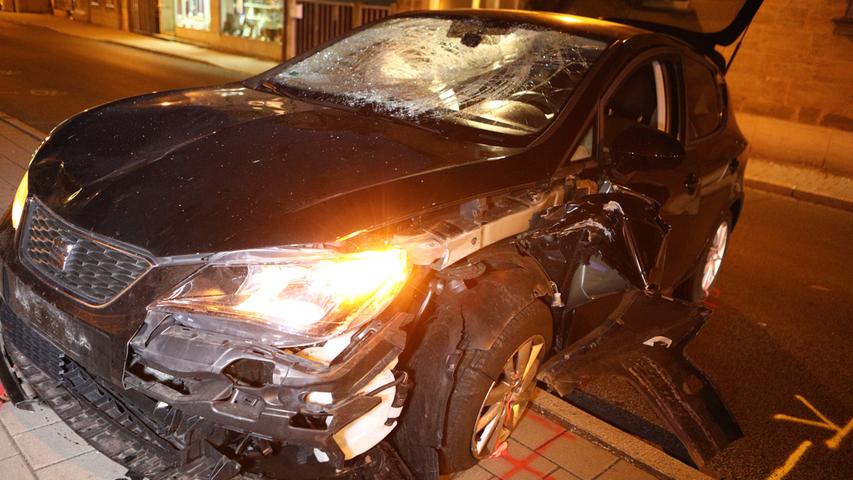Vier Schwerverletzte in Roth: Auto fährt auf Gehweg in Familie