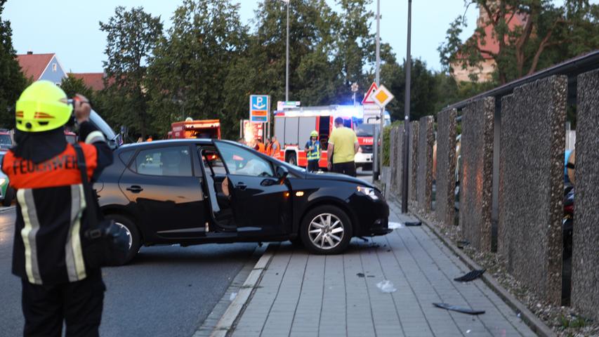 Vier Schwerverletzte in Roth: Auto fährt auf Gehweg in Familie