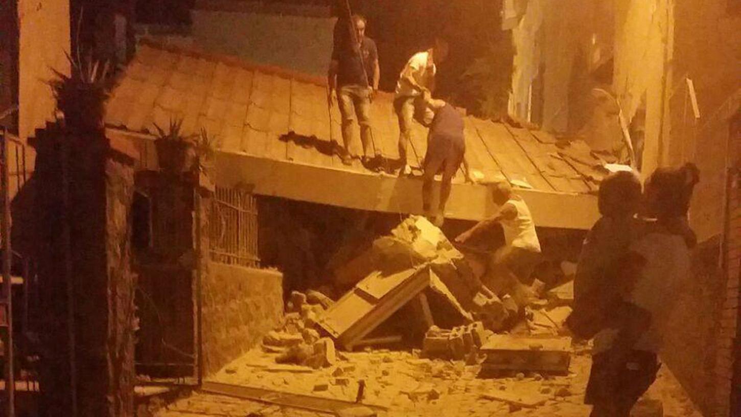 Die süditalienische Urlaubsinsel Ischia ist von einem Erdbeben erschüttert worden.