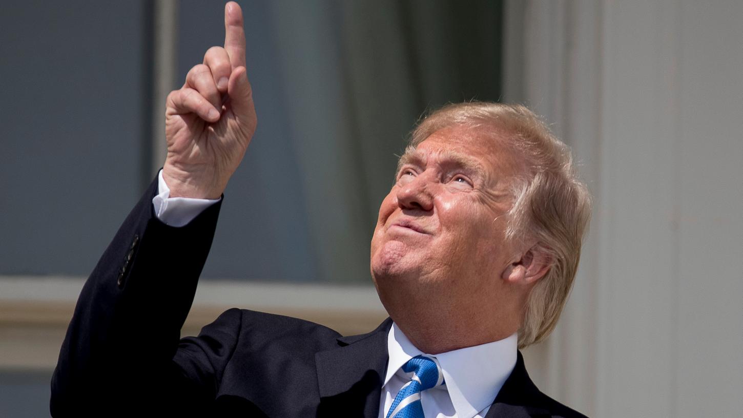 Donald Trump (hier beim Beobachten einer Sonnenfinsternis ohne Schutzbrille) hält sich nicht nur für "wirklich klug", sondern für ein "Genie".