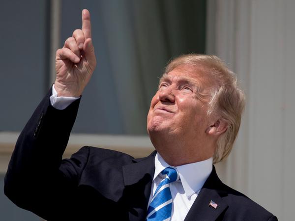Trotz Warnung riskierte US-Präsident Donald Trump einen Blick nach oben - ohne Schutzbrille.