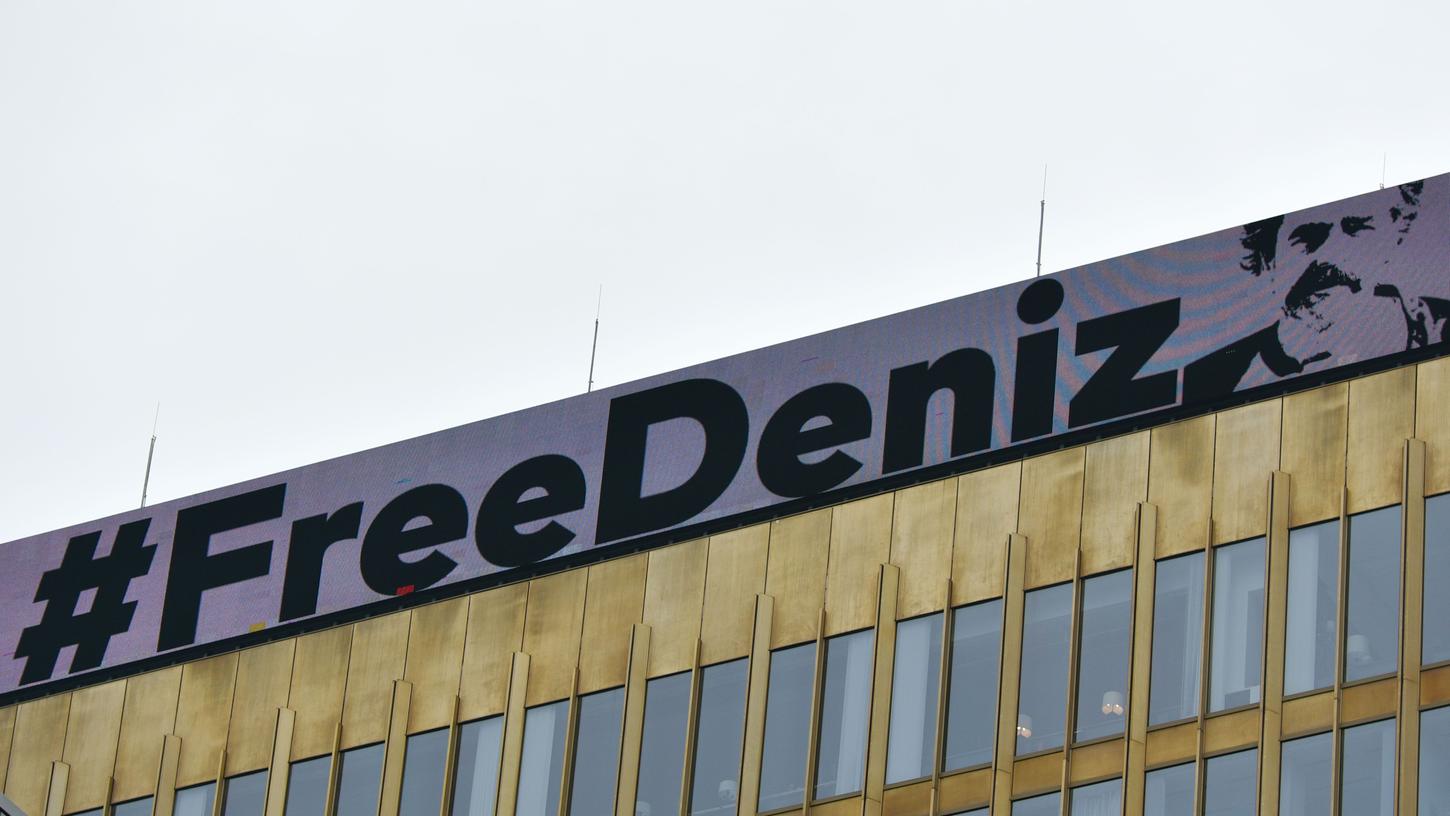 Freiheit für den in der Türkei inhaftierten Journalisten Deniz Yücel fordern nach wie vor viele unter #FreeDeniz. Nahezu alles, was auf der Welt passiert, bekommt heute ein Hashtag.