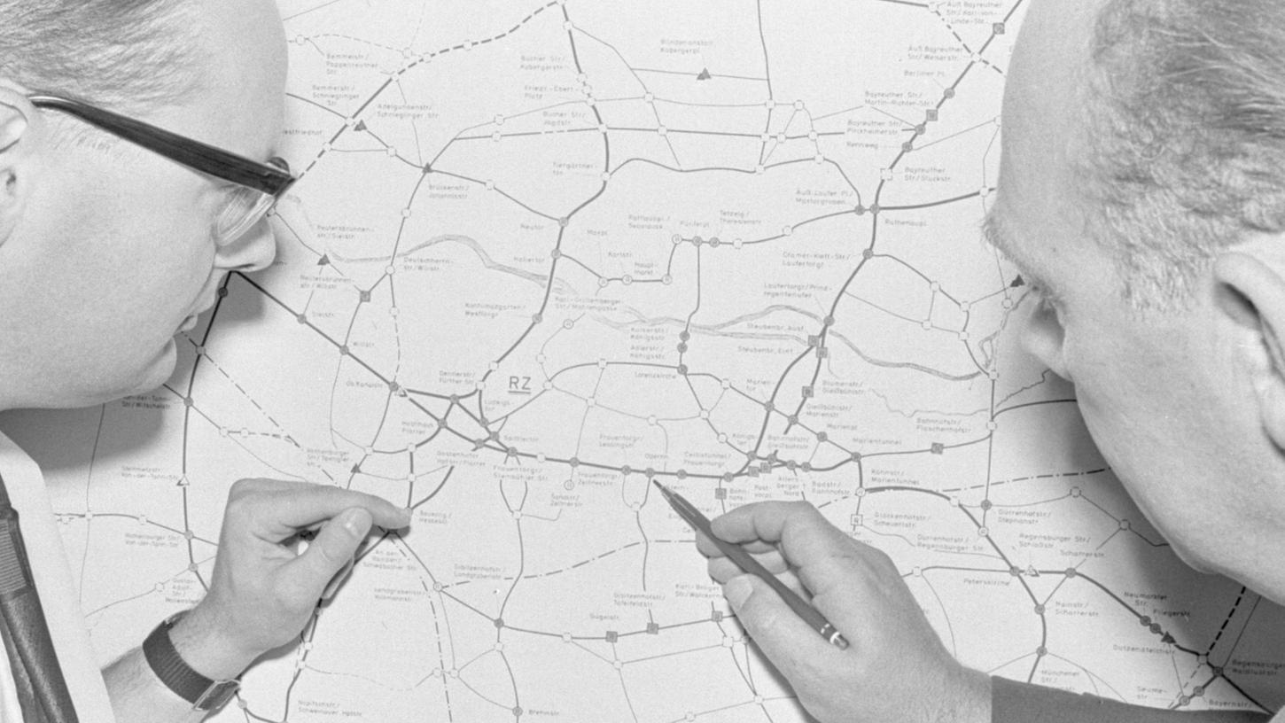 FotocreditDipl.-Ing. Jürgen Milowski (links) und Georg Sorge brauchen nur einen Blick auf diese Karte zu werfen: Punkte markieren die Kreuzungen, die in der Stadt mit Ampeln bestückt sind.